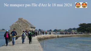 Une maison typique de l'île d'Arz le long d'une digue