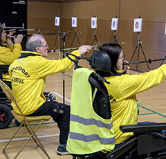 Joueur de sarbacane handisport, visant une cible