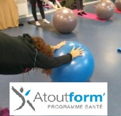 Logo Atout form PLus inséré sur une photo d'une femme qui s'étire sur un ballon bleu