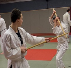 Deux jeunes en position