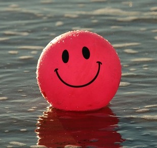 Un smiley heureux en train de se baigner