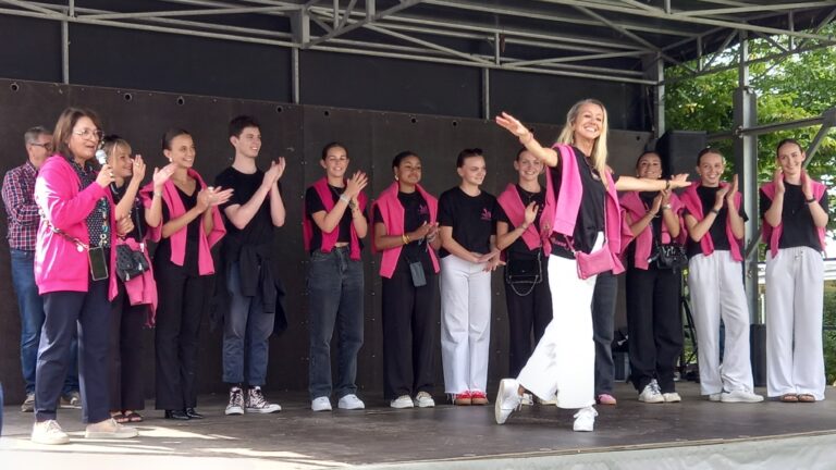 Photo de groupe des danseurs et danseuses d'AhBonDanse avec un pas de danse essquissé par une danseuse au premier plan