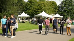 De nombreux visiteurs se dirigent vers les stands