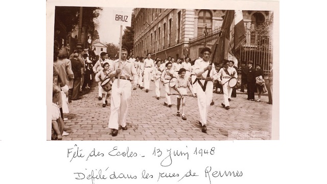 Défilé dans la rue en noir et blanc)