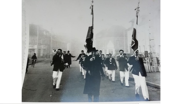 Défilé avec drapeau (en noir et blanc)