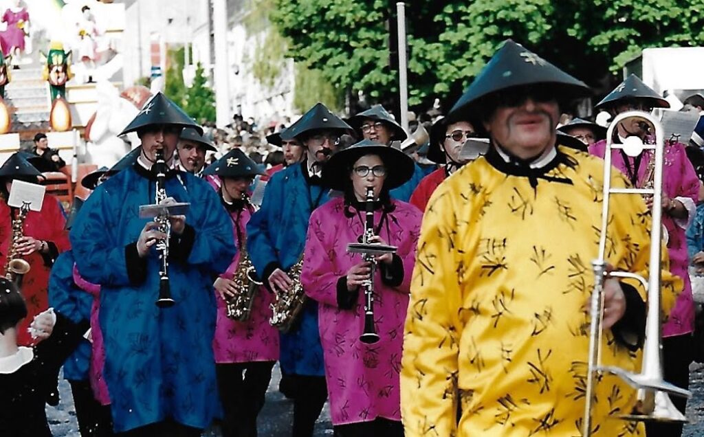 Défilé costumé dans la rue