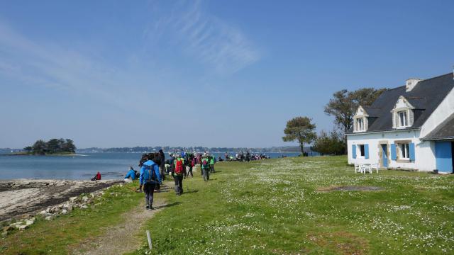 Marche en bord de mer avec maisons bretonnes typiques