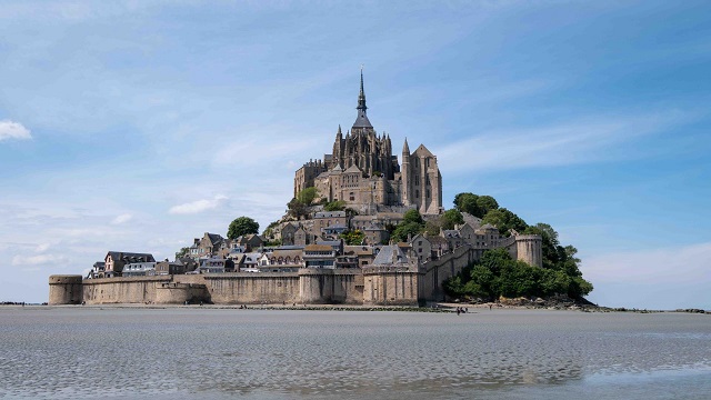Le Mont St Michel sur fond de ciel bleu