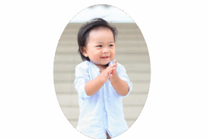 Un enfant qui applaudit