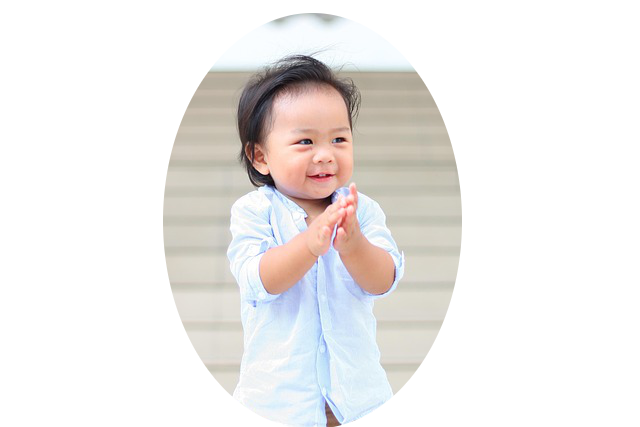 Un enfant qui applaudit