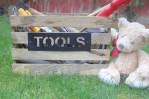 une boite à outils et un nounours 