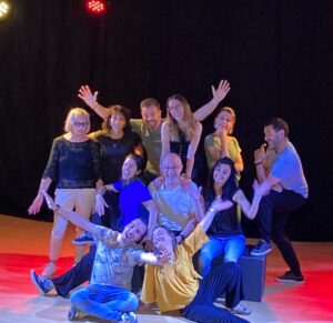 un groupe d'acteur(e)s en costume de scène