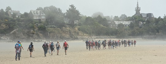 Le groupe de marcheurs sur la plage